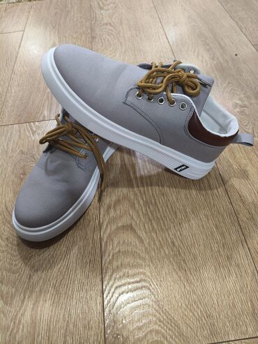 converse красные: Эркектердин кроссовкасы, 42, Жаңы, түсү - Саргыч боз, Өзү алып кетүү