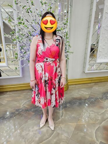 Ziyafət donları: Bu zərif qadın kokteyl donu parlaq qırmızı rəngdə və axıcı parça ilə — 2