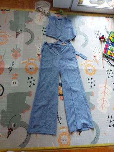 Kompleti: Dvodielni ženski komplet – prsluk/top + pantalone Odgovara veličini m — 2