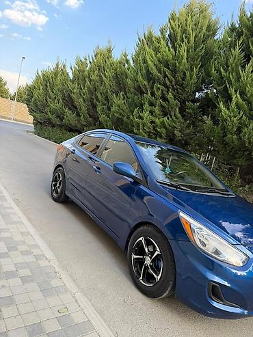 bmw g30 stop: Hyundai Accent sedan – mavi rəng, şəhər üçün ideal kompakta ölçülü — 2