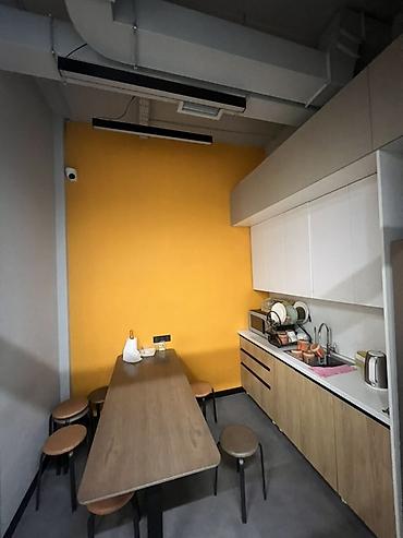 Аренда офисов: Современный офис в мебелью отдельным кабинетом и кухней Сдам пол — 4