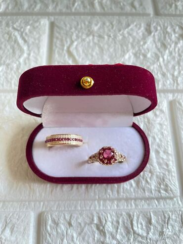 Prstenje: Vel 10
Cena 1300din — 10