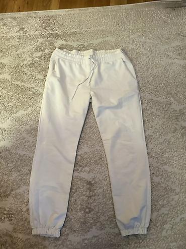 klasik şalvarlar: These are white jogger-style pants. They feature an elastic waistband — 1