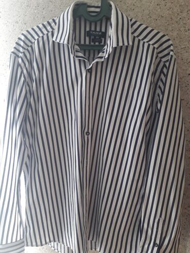 Köynəklər: Kişi köynəyi – TARZ Exclusive, Slim Fit. - Rəng və naxış: ağ fonda