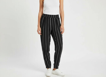 jeans mom slim fit stradivarius: PrettyLittleThing, Material trousers for women, size S