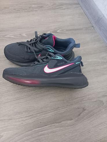 comitok l7c pro: Nike qadın idman ayaqqabısı - Rəng: tünd boz üst hissə, çəhrayı və — 2