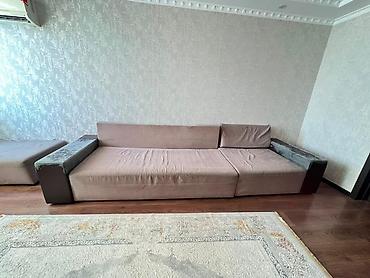 sofa: Прямой диван с широкой посадкой и низкими подушками-спинками. - — 2