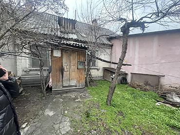 Продажа коттеджей и домов: Продаю пол дома барачного типа район Тоголок молдо Щербакова 3 ком — 9