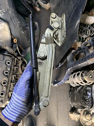 Петля капота с газовым упором (амортизатором) Ford - Оригинальная at lalafo.kg Петля капота с газовым упором (амортизатором) Ford - Оригинальная