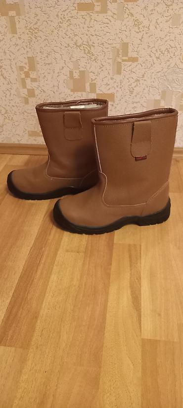 sapogi: - Model: qısa boğazlı, dartmasız slip-on - Rəng: tünd bej/qəhvəyi üst — 1