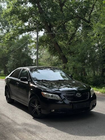 двигатель 3s fe купить в бишкеке: Черный седан Toyota Camry, оснащенный черными литыми дисками