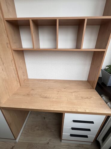 шкаф для учебы: Современный рабочий стол, с просторным шкафом для одежды, предлагает