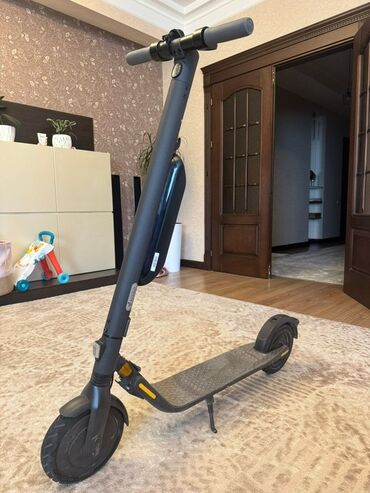запчасти для электро скутер: Электросамокат Ninebot в черном цвете. Ручки руля с серым покрытием