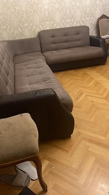 Divanlar: Künc divan – geniş U/L formalı, 3 hissədən ibarət modul quruluş. - — 2