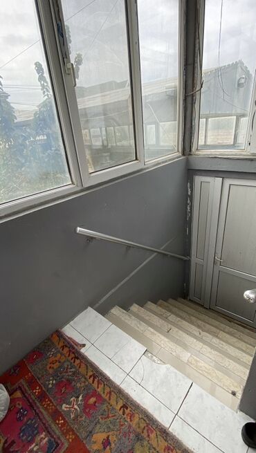 Kirayə qaraj: 0.06ha torpaq sahəsi. 109.6 kv.m yaşayış, 64.6 kv.m köməkçi sahə — 17