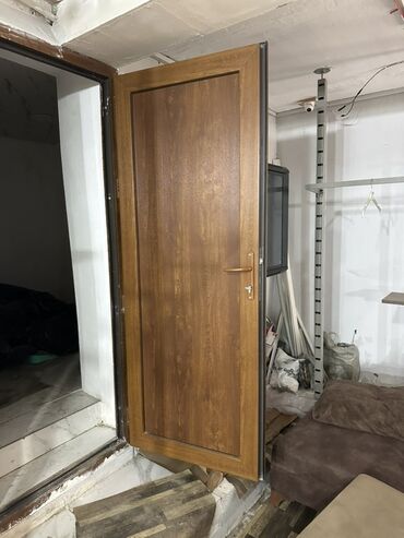 Giriş qapıları: Qəhvəyi rəngli qapı, ağ rəngli daxili qapılar, ağ rəngli radiatorlar