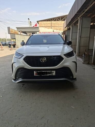 домик на колесо: Полноразмерный кроссовер Toyota Highlander белого цвета. Модель