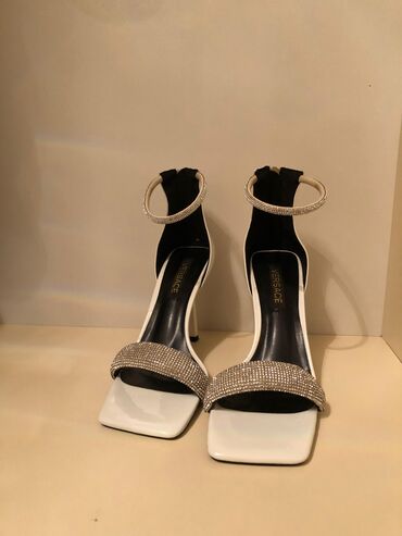 Women's Sneakers and athletic shoes: 39razmer 38ədə gedir 1dəfə geyinilib 70alınıb. Markadır. 45azna