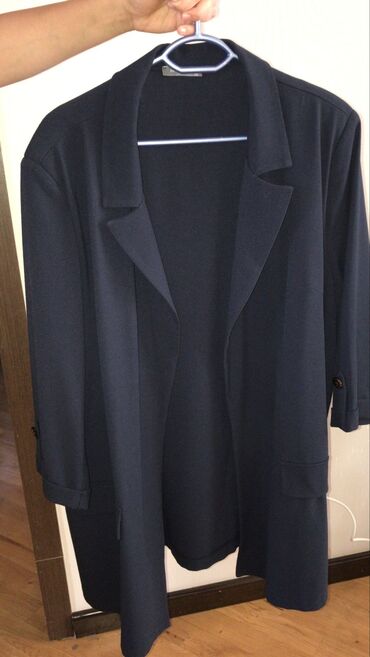 oversize jaket: Tünd göy rəngdə qadın üst geyimi – uzun, açıq fasonlu blazer/kardiqan