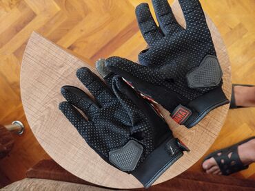 Qara rəngli, Yamaha loqolu motosiklet əlcəkləri. Əlcəklərin ovuc