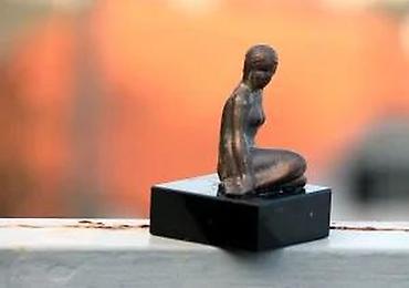 Figure: Skulptura BRONZA. Mala BRONZAna skulptura na mermernom postamentu — 8