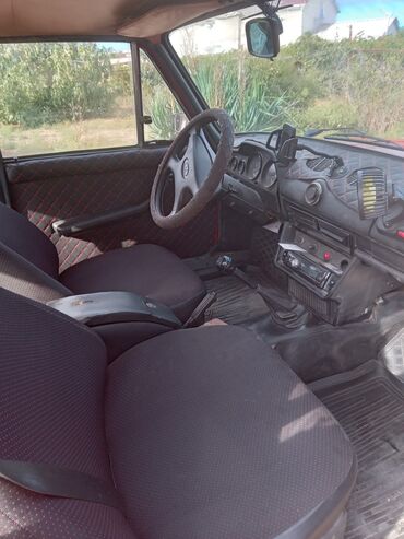 VAZ (LADA): VAZ 2101 (Jiquli) sedan – qırmızı rəng. Xüsusiyyətlər və təchizat: - — 2