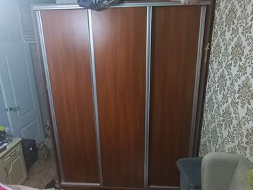 шкаф купе угловой: Шкаф-купе с тремя секциями и раздвижными дверями. Выполнен в