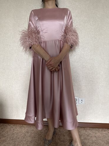ярко розовое платье: Вечернее платье, Длинная модель, С рукавами, Перья, L (EU 40)