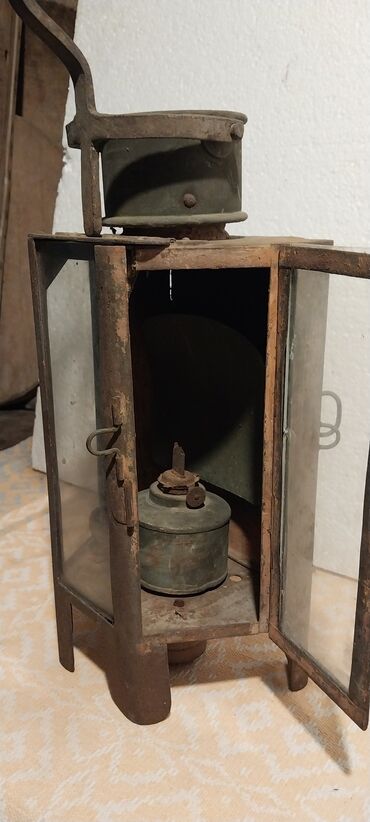 Stare vaze i dekor: Antikvarna metalna fenjer-lanterna sa uljanom lampom i staklenim — 4
