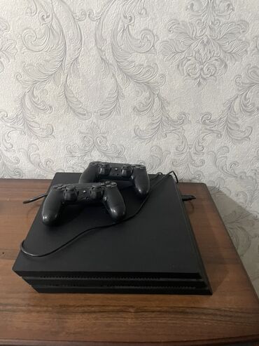 диск юфс 3: Игровая консоль Sony PlayStation 4 Pro в черном цвете. В комплекте два