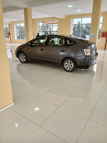 Toyota: Toyota Prius – hibrid hetçbek - Rəng: tünd boz (metallik) - Kuzov: 5 — 2