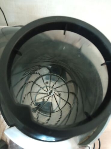 Другая бытовая техника: Продается соковыжималка потому что нам подарили новую. Состояние — 3