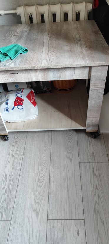 полка на панел: Компактный столик на колесиках с открытой полкой. - Материал: ЛДСП с