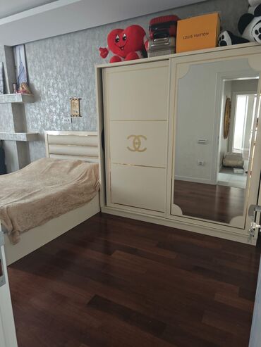 bar şkaf: Шкаф-вешалка