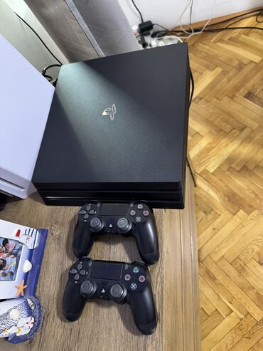 sony 5 na rate: PS4 Pro čipovan 1tb, uz konzolu dolaze dva dzojstika kao i svi