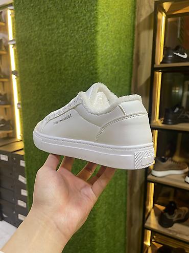Спорттук бут кийим: Полуклассика Tommy Hilfiger🔥 Зимняя обувь✅ Мягкий мех✅ Цвет: Снежно — 2