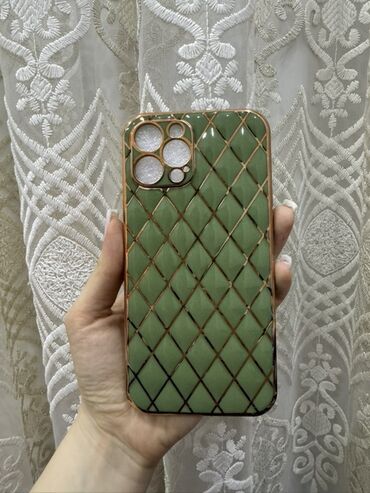 iphone 12 qiymeti: Yaşıl rəngdə, romb formalı dizaynlı iPhone telefon qapağı. Qızılı