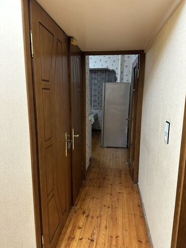 Uzunmüddətli kirayə mənzillər: 3 otaqlı mənzil – tam mebellə - Geniş, işıqlı qonaq otağı: tavandan — 11