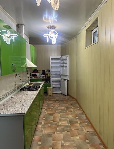 сдаю летник: Сдается 3-комнатный дом с огородом и всеми удобствами внутри. Дом — 3