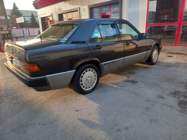 mercedes kredit: Mercedes-Benz 190: 1.8 l | 1991 il Sedan