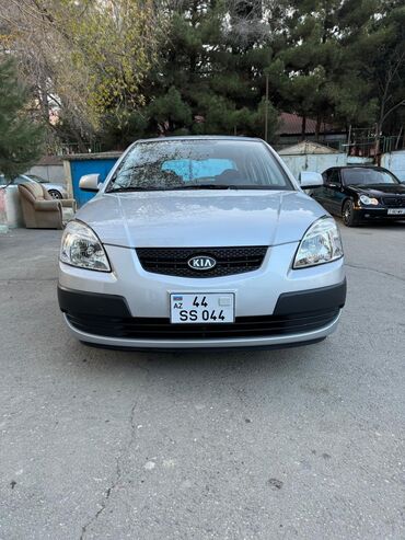 Kia: Kia Rio hatchback - Kuzov: 5 qapılı hatchback, gümüşü rəng - Mühərrik — 6