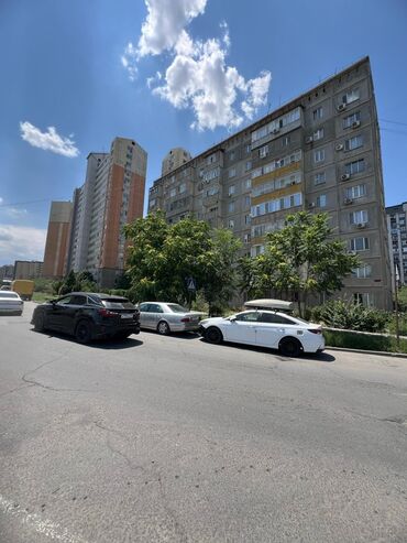 срочно продаётся 1 комнатная квартира в районе ошского рынка по улице кенсуйская: 1 бөлмө, 42 кв. м, 105-серия, 3 кабат, Евроремонт