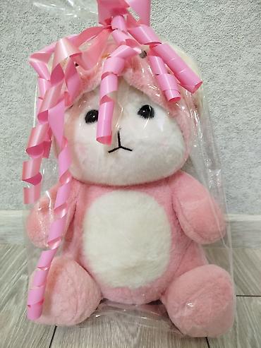 Игрушки: Мягкие игрушки — розовые зайчики 1) Большой зайчик в подарочной — 8