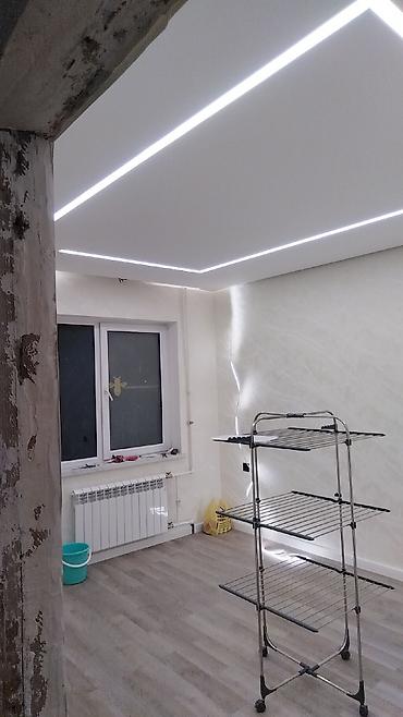 plastik qapi gence: LED xətləri və gizli işıqlandırma ilə alçıpan tavan və divar dizaynı — 3