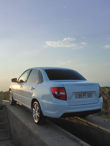 LADA Granta sedan – ağ rəng, Azərbaycan qeydiyyatı (99-PF-067). Şəhər