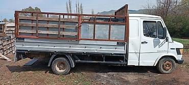 ось: Грузовой бортовой автомобиль Mercedes-Benz (белый), категория — 4