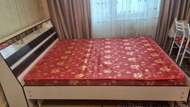 стремянка б у: Кровать с изголовьем, выполненным в цвете темного дерева с белыми