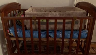 обувь из европы: Деревянная детская кроватка с регулируемой боковой стенкой. Кроватка