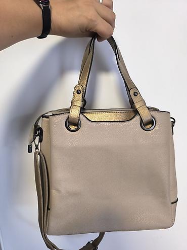 xl kofer: Elegantna ženska torba – bež sa zlatnim detaljima Dve ručke za nošenje — 2