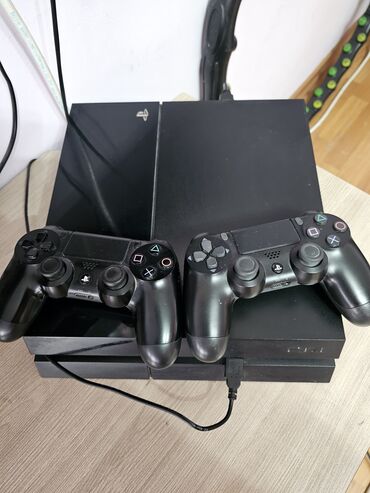 PS4 (Sony PlayStation 4): Продаю PS4 в отличном состоянии, прошитая, так же имеются диски, прошу